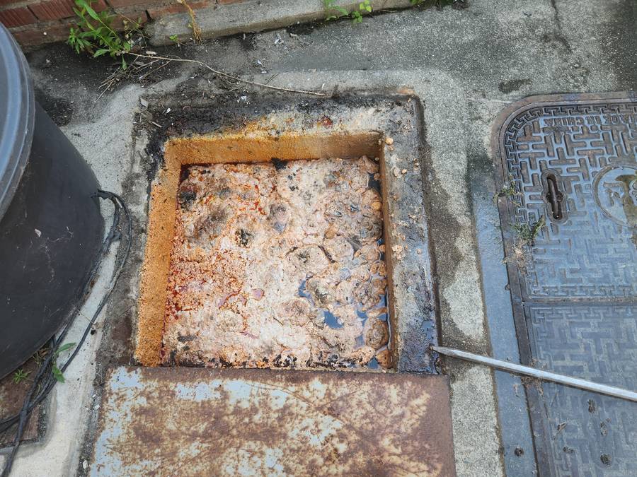 야외 배수 집수정 개방 후 점검 작업