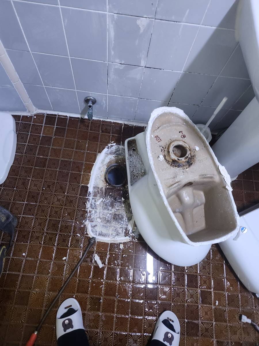 화장실 변기 탈거 후 배수관 확인
