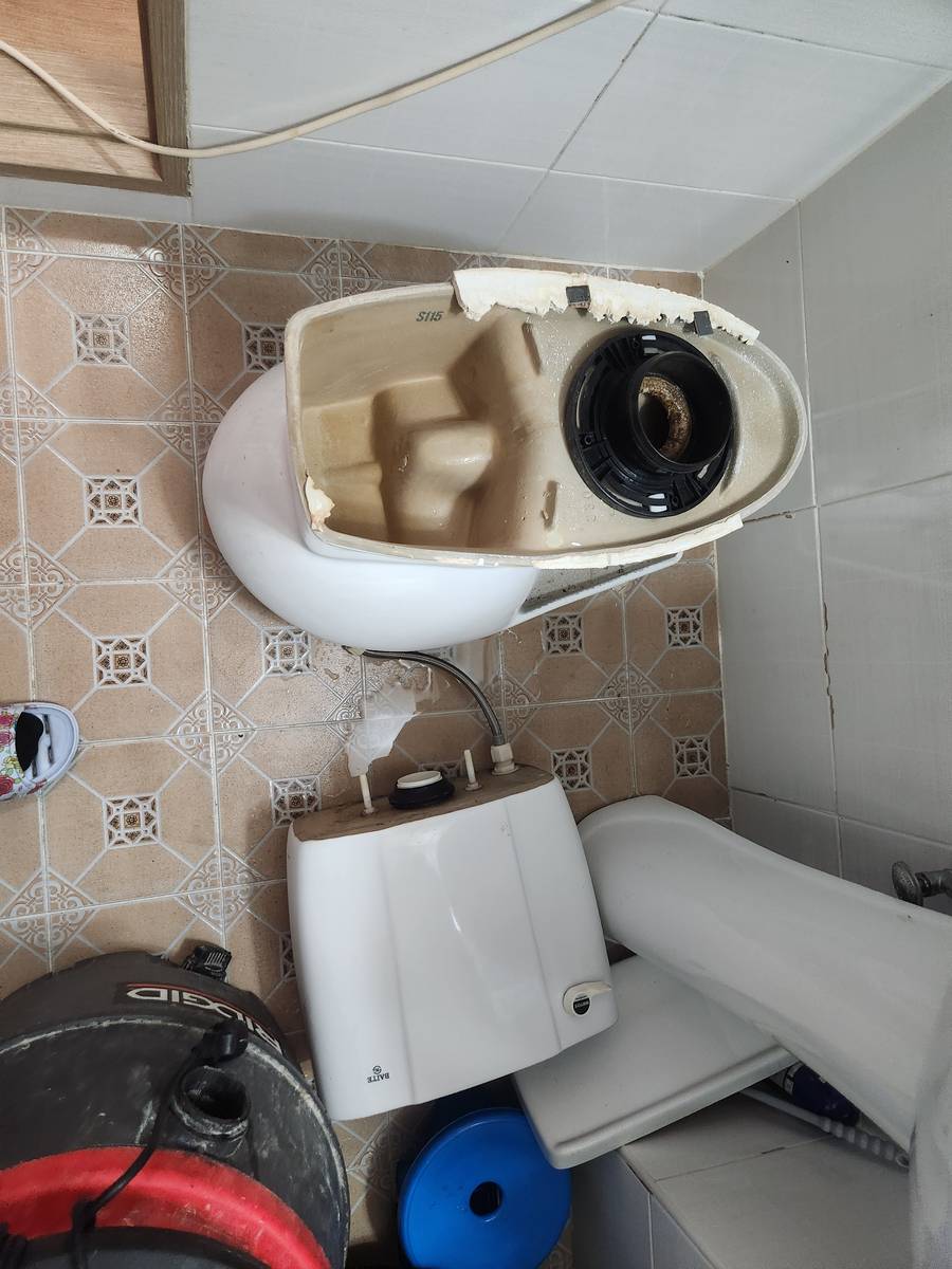 노후 변기 철거 및 교체 작업